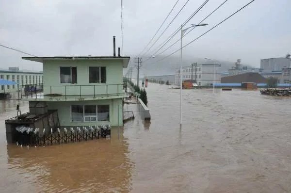 四川乐山洪水拦腰截断大桥是怎么回事?