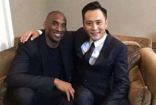 怎么和NBA巨人合影不嫌小?