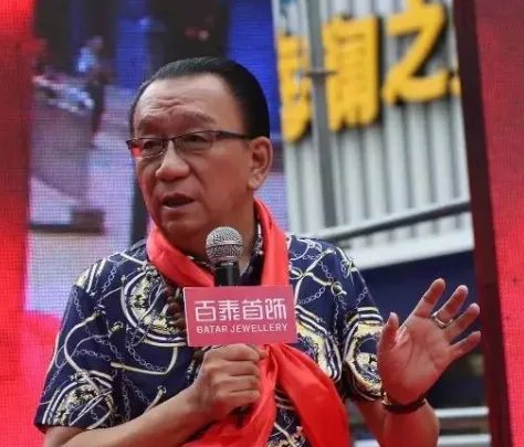侯耀华霸占弟弟遗产,收2位身材火辣的女徒弟,被指晚节不保,怎么回事?