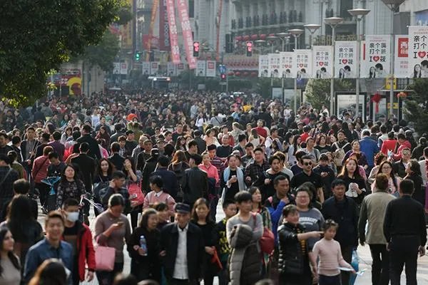 韩国首次出现全年人口负增长,如何来提高人口的生育率?