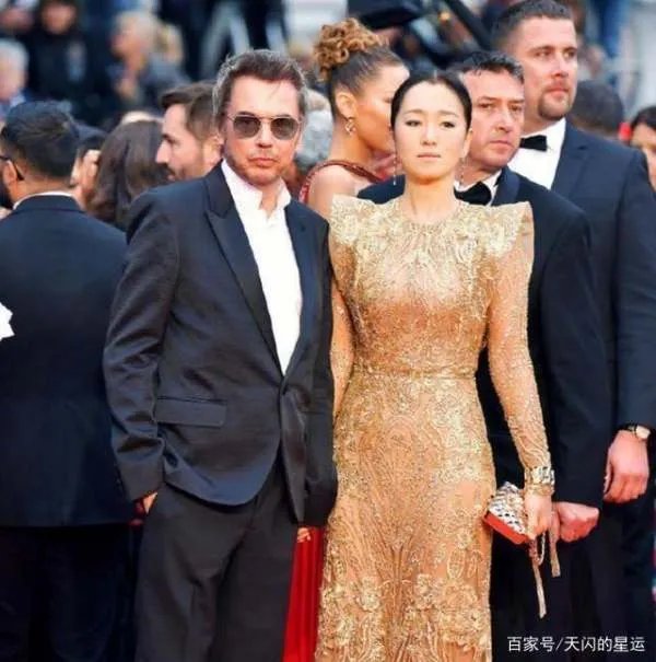 55岁巩俐和老公现身街头,身材发福,背部赘肉明显,巩皇也老了吗?
