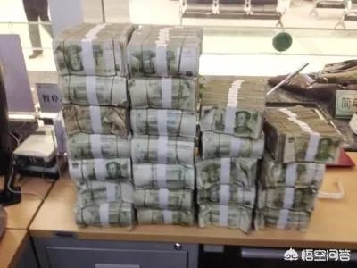 上海工行员工加班八小时点清近三万枚硬币,满足顾客一次性存储需要,你怎么看?