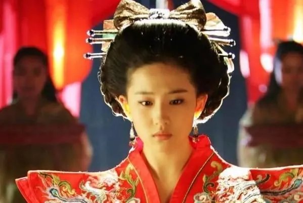 这个把落难民间的公主买回来当奴隶的少女，后来为何被返回宫廷的公主处死了呢？