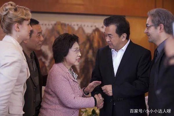 曾经的少将黄宏,免职后就被带走,这几年他的状况令人唏嘘,发生了什么?