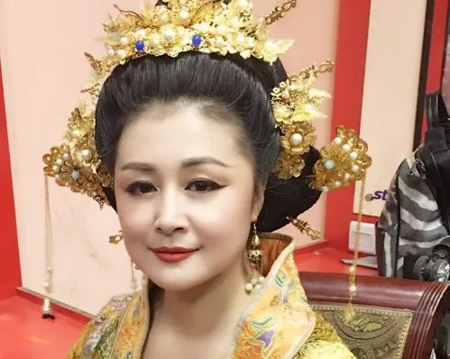 于月仙晒老公合影，现实的她气质高雅像个贵妇，她平时有多美？