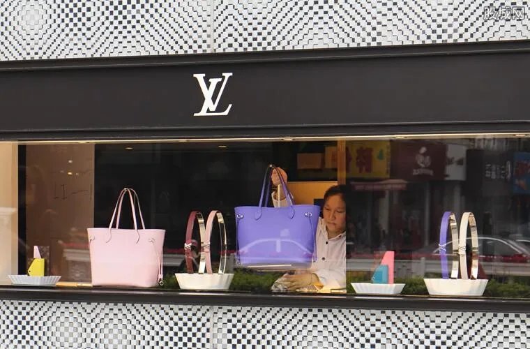 LV行李箱装鸡饲料 殊不知该行李箱价值10万美元
