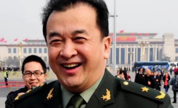 曾经的少将黄宏,免职后就被带走,这几年他的状况令人唏嘘,发生了什么?