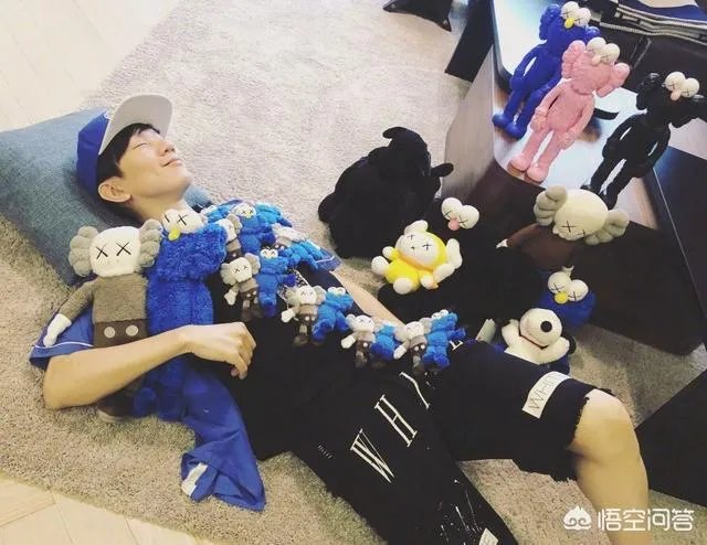 优衣库和KAWS的联名为什么会这么火?