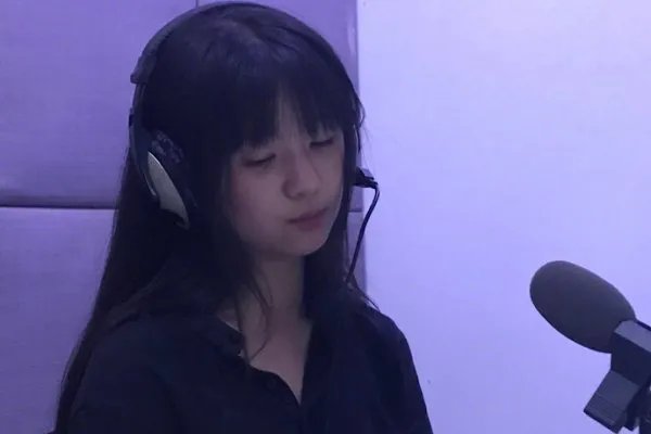 曾经在春晚一转成名的小彩旗,现在生活的怎么样了?