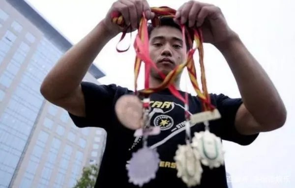 三次盗窃被抓、地铁乞讨、100贱卖金牌的张尚武他经历了什么?