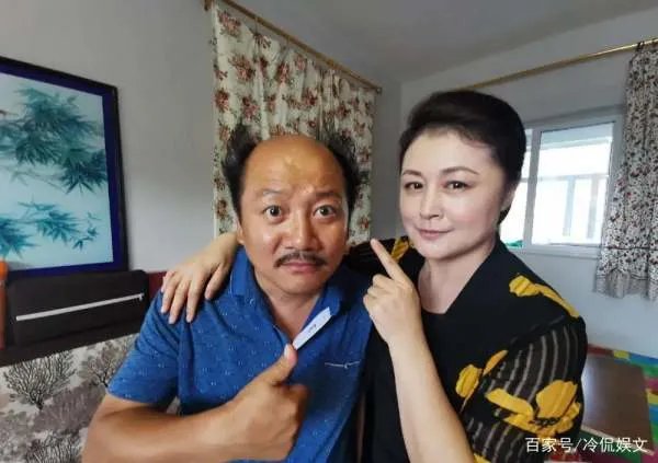 于月仙晒老公合影，现实的她气质高雅像个贵妇，她平时有多美？