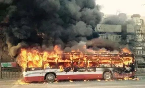 公交车或校车,着火后应该怎么办?