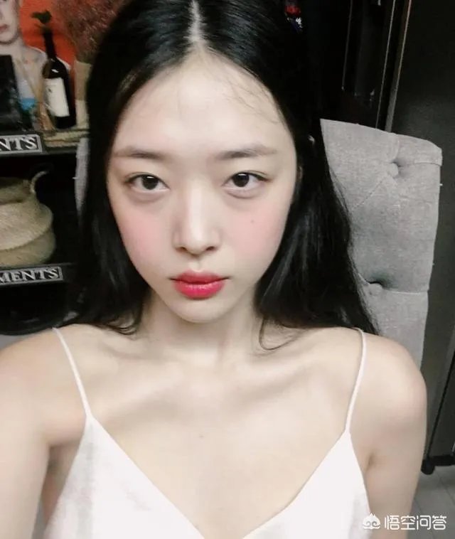 有颜会穿即使放飞自我也不影响人气，如何学习自带时髦感的崔雪莉的搭配？