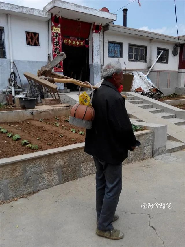 农村没有退休金的老人,该怎么办?