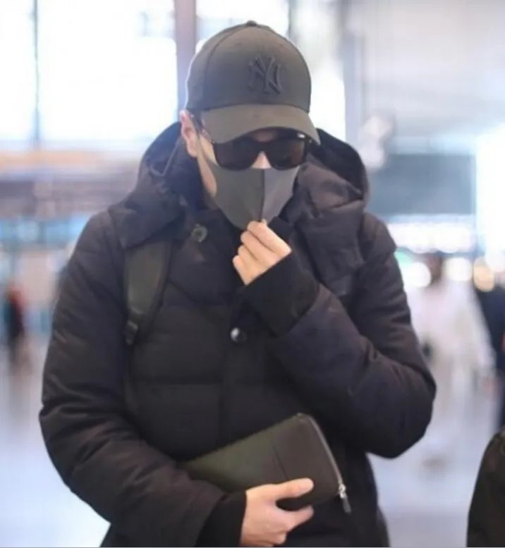 赵又廷全黑赶飞机,为何现在的明星怕见人?