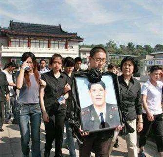 男篮巨人去世十年后,妻子气色变好,儿子1米8不搞体育,他是谁呢?