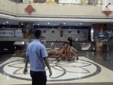 男子为何持刀挟持女友弟弟?