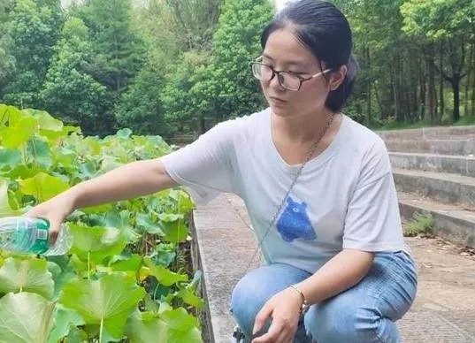报北大考古女生谈到父母哽咽,究竟是为何?