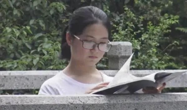 报北大考古女生谈到父母哽咽,究竟是为何?