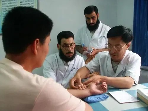 沧州北中医学生操场摆桌交流把脉,怎样看待这样的学习氛围?
