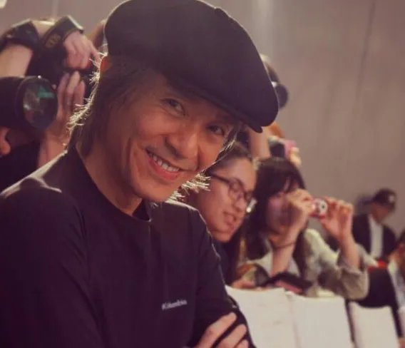 周星驰坎坷的一生,他为什么不结婚?