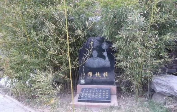 男篮巨人去世十年后,妻子气色变好,儿子1米8不搞体育,他是谁呢?