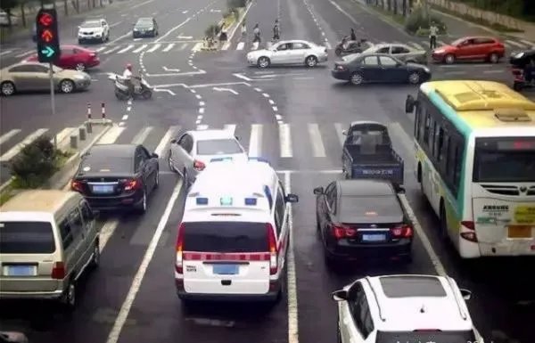 浙FDA675车主45度礼让救护车，你如何看待司机的善举？