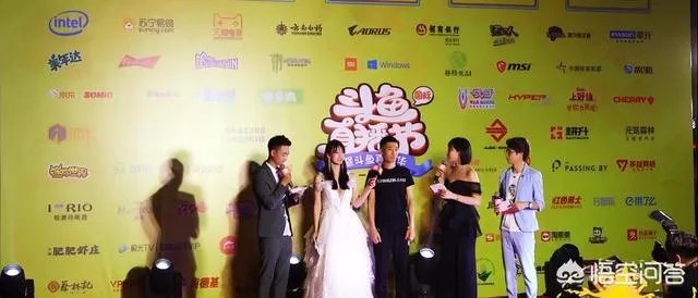 斗鱼嘉年华观众无心看女主播,只因女主持太吸睛,PDD眼都看直了,你觉得怎么样?