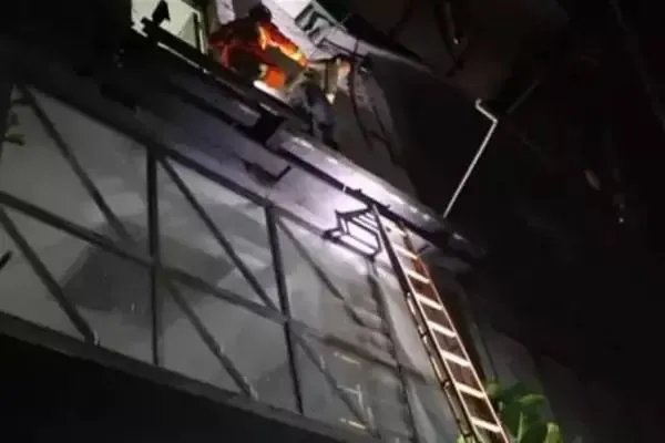 广东东莞一男子出差回来发现自家楼房塌了,究竟是怎么一回事?