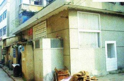 武汉青山江滩,一公厕竟被改成餐馆,这符合规定吗?