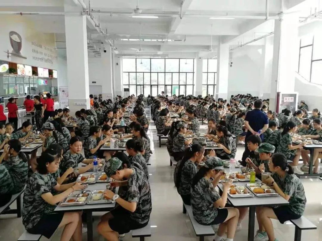 军训教官手抓学生剩饭当场吃掉,这种方法有哪些弊端?