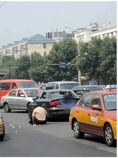 奥迪撞飞出租司机伤情如何?