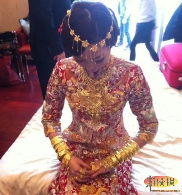 是来拉仇恨的吗？顺德黄金新娘出嫁戴50只金镯