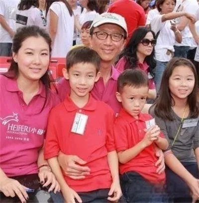 梁锦松伏明霞离婚了吗 两个人的年龄差距有26岁