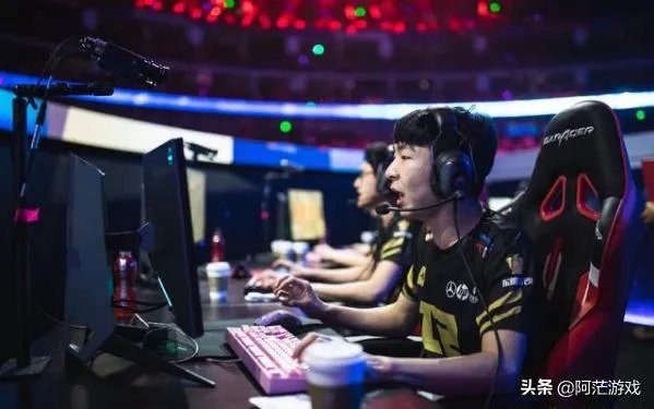 RNG豪门衰落被FPX零封横扫,Cat实名吐槽狼行鳄鱼,4个字评价小明!如何评价?
