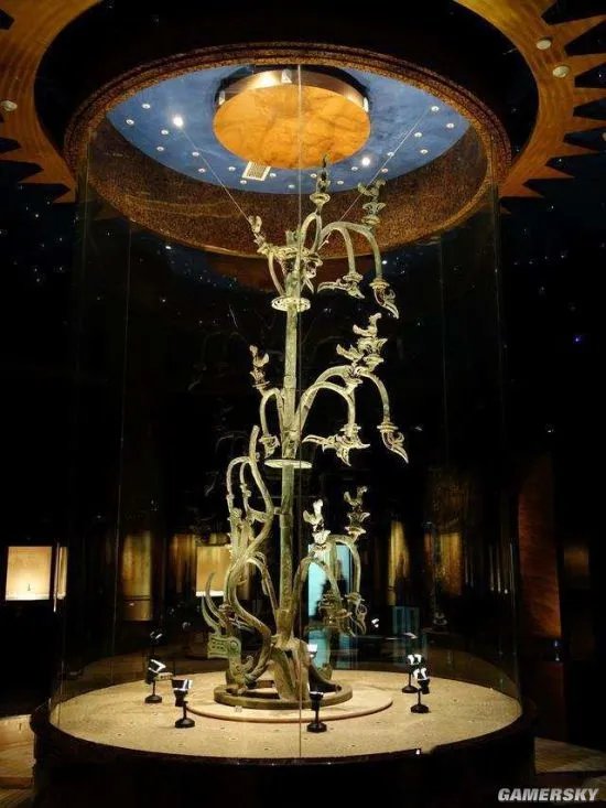 三星堆再次出土一件青铜神树 耗时4个月提取出土